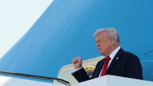 trump israil meclisinde ziyaretci defterine not yazdi yBMipzkh.jpg